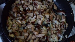 Мясные гнезда с грибами и помидорами