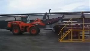 Погрузка и транспортировка труб фронтальным погрузчиком