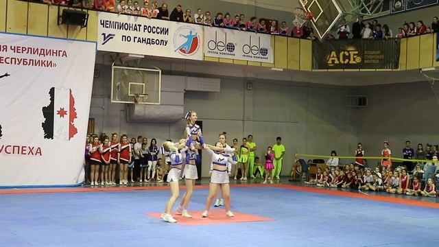 Cheerleading. Чир спорт. Команда Молния.