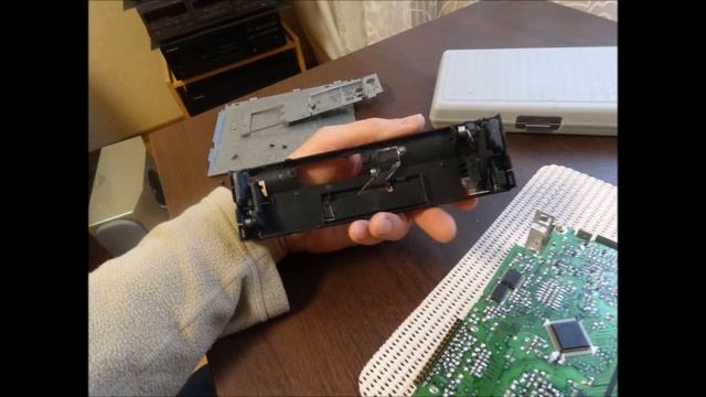 Автомагнитола JVC, проблема с загрузкой кассеты, чистка микропереключателя. смотреть онлайн