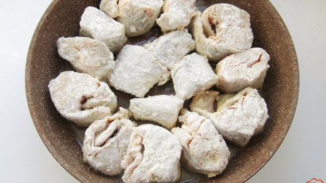 Жареный минтай с луком и сметаной