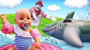 Весёлые игры – Кукла БЕБИ БОН плавает в бассейне с АКУЛОЙ! - Baby Born в видео игрушки для ванной