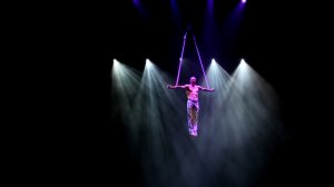 Воздушный гимнаст Александр Анискин соло на воздушных ремнях