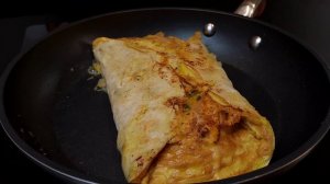 Всего несколько простых ингредиентов - яйца и лепешка, и простой рецепт завтрака, обеда или ужина