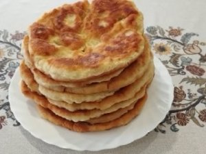 Лепешки на сковороде . Из остатков что было в холодильнике И немного болталки