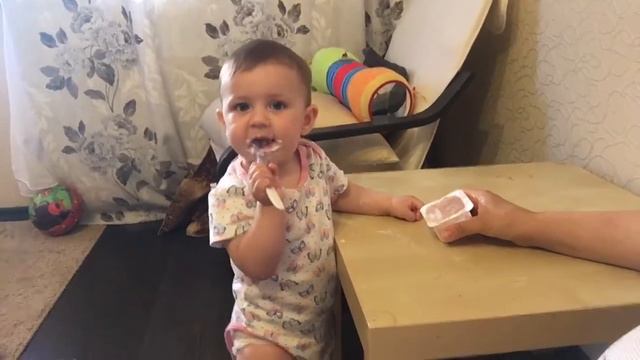 Первые попытки кушать ложкой самой. Алиса 9 месяцев смотреть онлайн