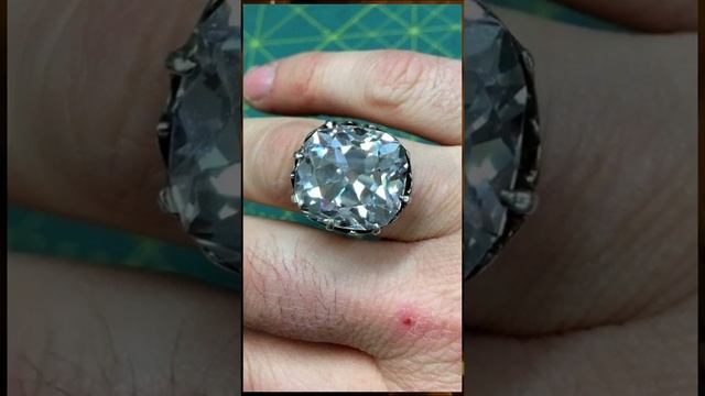 ЭТА ЖЕНЩИНА КУПИЛА НА БАРАХОЛКЕ КОЛЬЦО ЗА 1000 РУБ. А ПРОДАЛА ЕГО ЗА 36 МЛН. ?? #shorts смотреть онлайн