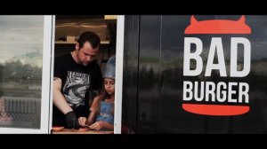 БУРГЕР С ГОВЯЖЬЕЙ КОТЛЕТОЙ ИЗ ФУДТРАКА BAD BURGER