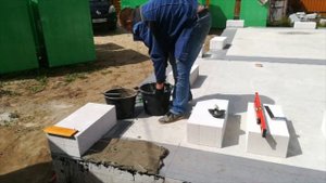 7. Кладка первого ряда блоков из газобетона