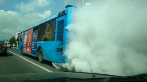 Водитель автобуса, не смотря на перегрев двигателя, продолжает движение. Для него главное ЧАСЫ))