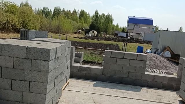 Тяжёлая работа каменщика. Сколько стоит куб кладки керамзитоблоков? Высота подоконников? смотреть онлайн