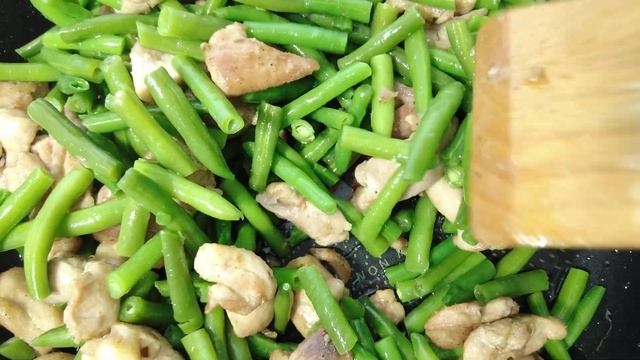 Нежная курица с овощами в соусе песто с базиликом