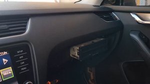 чёрный экран при включении задней скорости магнитола болеро, шкода октавия а7