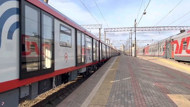 Новый состав «Москва-2020» на Киевском вокзале перед отправкой в метрополитен смотреть онлайн