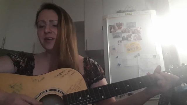 ДЕВУШКА ДУШЕВНО ПОЕТ ПОД ГИТАРУ "НА ВОСТОЧНОЙ УЛИЦЕ, НА КАРНИЗАХ УЗКИХ" (А.Новиков cover) смотреть онлайн