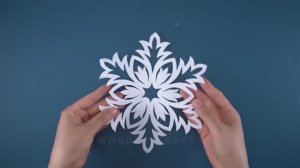 Как вырезать снежинки из бумаги!
