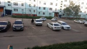 дети ломают машину