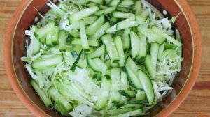 Салат из капусты и огурца со сметаной и чесноком