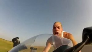 Езда на мотоцикле без шлема на скорости 250 км⁄ч
