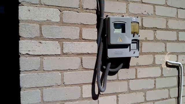 Установка распределительной коробки на фасаде дома для реле напряжения