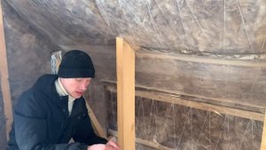 Пароизоляция мансарды своими руками! ПОЛИЭТИЛЕН! Проклейка стыков.