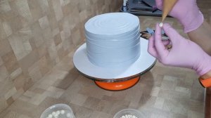 Показываю как выравниваю торт и украшаю бабочками