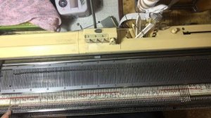 Вязание шапки видео. Вяжем на машине шапочку-чепчик для новорожденного.