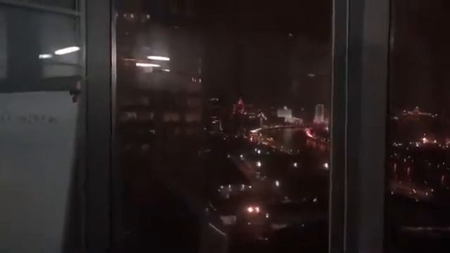 Обзор переговорной комнаты бизнес-коворкинга Офис 24/7.  Вид на Москву в вечернее время.