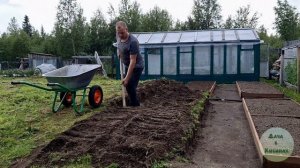 Бесплатный материал для грядок. Грядки из поддонов для смородины. Грядки для клубники из доски