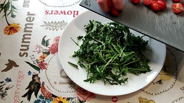 Салат из рукколы,креветок,авокадо и помидоров черри/ Соус:оливковое масло,соль,перец,сок лимона/
