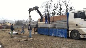 Разгрузка плит перекрытия