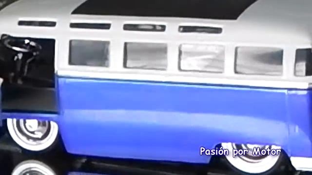 Versus 1/24 Volkswagen Bus de Maisto VS Volkswagen Bus 1962 de Jada смотреть онлайн