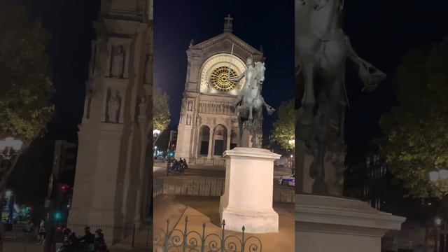Памятник Жанне Д’Арк перед церковью святого Августина/ Париж