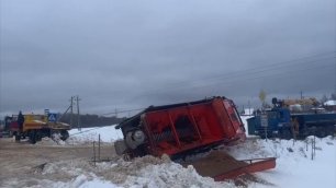 Эвакуация грузовой снегоуборочной машины 1 января 2022 в Рузе