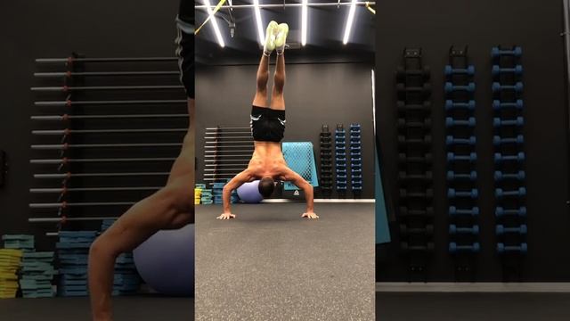 Отжимания в стойке на руках/Hand stand push ups