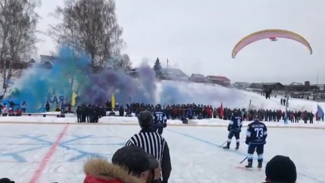 ХК «Сибирь» сыграл на льду замерзшего озера в Маслянино. Символическое вбрасывание шайбы
