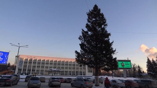 город уфа черниковка машинка\дк умпо. вот такая новогодняя елка стоит :)реклама рутуба .03 12 2022