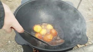 Ребра с картошкой в казане на огне