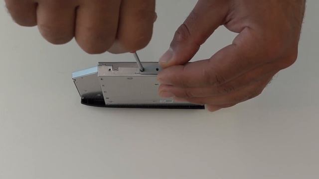 Toshiba Satellite L855: Замена привода оптических дисков смотреть онлайн