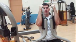 Сведения на грудные мышцы, сидя на тренажёре Бабочка