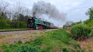 Паровоз П36-0147 с пригородным поездом