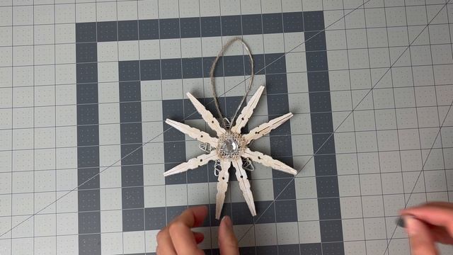 DIY XMAS ORNAMENTS ДЕРЕВЯННАЯ СНЕЖИНКА СВОИМИ РУКАМИ ЁЛОЧНАЯ ИГРУШКА смотреть онлайн