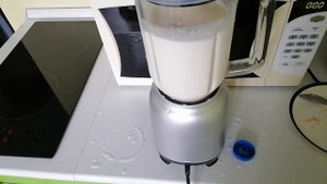 приготовил молочный коктейль с бананом на блендере Китфорт