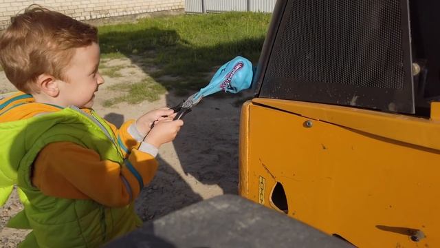 Весёлые истории про трактор. Трактор сломался отвалилось колесо Лёва приехал на помощь смотреть онлайн