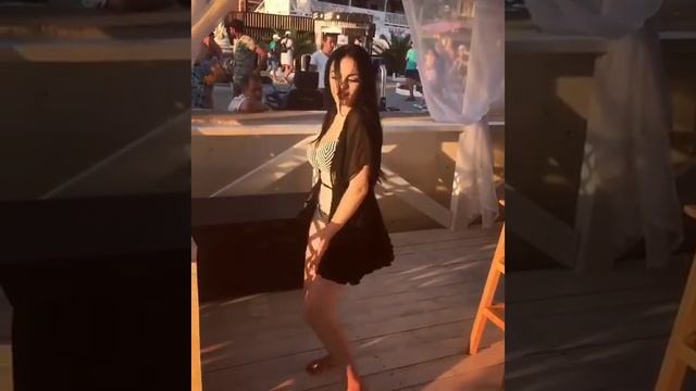 Красиво танцует