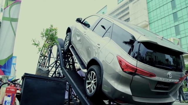 All New Toyota Fortuner Public Test Drive 2016 смотреть онлайн