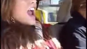 Девушка создает звук дельфина.