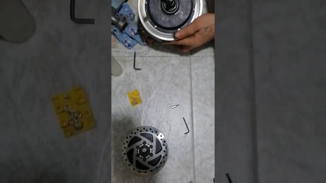 #2 как снять заднее колесо и почистить могнито и ротор на электро самакат куго м5 смотреть онлайн