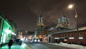 Москва, по ком звонят твои колокола?
Москва, почём твои златые купола?