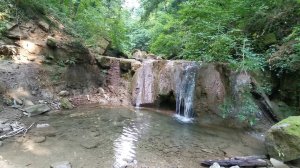 Водопад в лесу